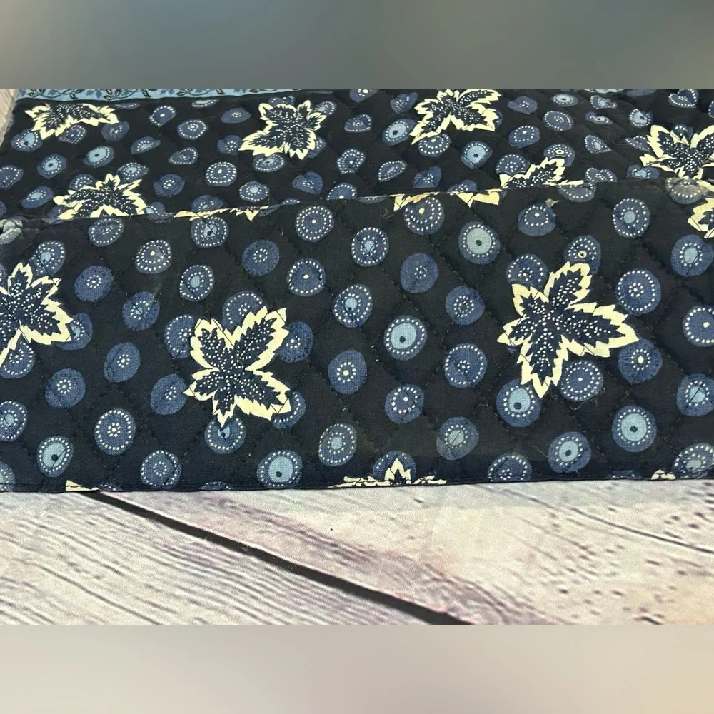 VERA BRADLEY blue Coin Leaf pattern should bag with button closure - Picture 3 of 9